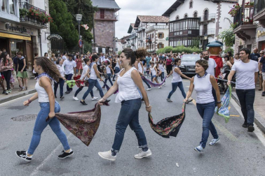 Imágenes de la misa dedicada a Santiago y mutil dantza en el segundo día (25 de julio) de las fiestas de Elizondo