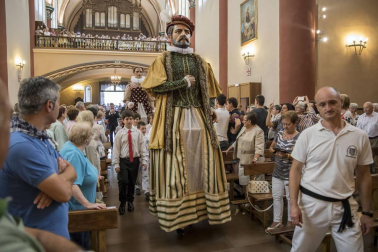 Imágenes de la misa dedicada a Santiago y mutil dantza en el segundo día (25 de julio) de las fiestas de Elizondo