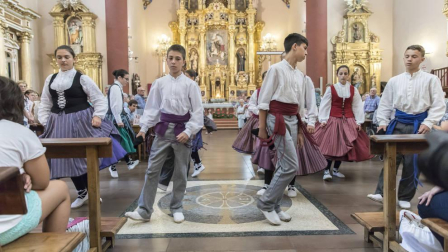 Imágenes de la misa dedicada a Santiago y mutil dantza en el segundo día (25 de julio) de las fiestas de Elizondo