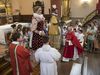 Imágenes de la misa dedicada a Santiago y mutil dantza en el segundo día (25 de julio) de las fiestas de Elizondo