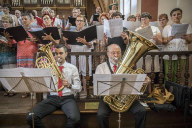 Imágenes de la misa dedicada a Santiago y mutil dantza en el segundo día (25 de julio) de las fiestas de Elizondo