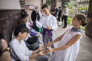 Imágenes de la misa dedicada a Santiago y mutil dantza en el segundo día (25 de julio) de las fiestas de Elizondo