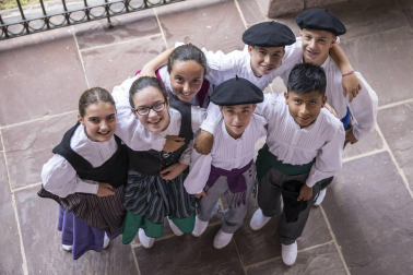 Imágenes de la misa dedicada a Santiago y mutil dantza en el segundo día (25 de julio) de las fiestas de Elizondo