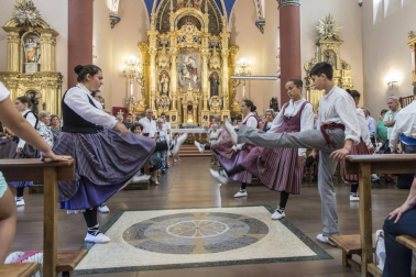 Imágenes de la misa dedicada a Santiago y mutil dantza en el segundo día (25 de julio) de las fiestas de Elizondo