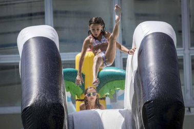 Fotos de los hinchables en la piscina por el Día de los niños y jóvenes en las fiestas de Elizondo (26 de julio)