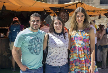Un año más las calles de Estella viajaron al pasado para rememorar su esplendor medieval. Del 16 al 22 de julio se fueron desarrollando las diferentes actividades culturales y lúdicas organizadas para esta edición, al que pusieron color, además de los trajes de época de los vecinos, la decoración de las calles y la feria de artesanía y viandas.