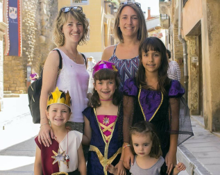 Un año más las calles de Estella viajaron al pasado para rememorar su esplendor medieval. Del 16 al 22 de julio se fueron desarrollando las diferentes actividades culturales y lúdicas organizadas para esta edición, al que pusieron color, además de los trajes de época de los vecinos, la decoración de las calles y la feria de artesanía y viandas.