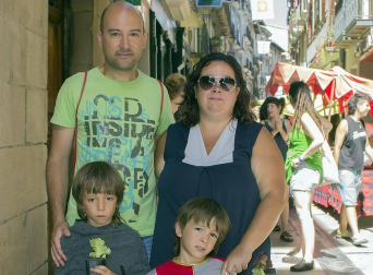 Un año más las calles de Estella viajaron al pasado para rememorar su esplendor medieval. Del 16 al 22 de julio se fueron desarrollando las diferentes actividades culturales y lúdicas organizadas para esta edición, al que pusieron color, además de los trajes de época de los vecinos, la decoración de las calles y la feria de artesanía y viandas.
