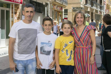 Un año más las calles de Estella viajaron al pasado para rememorar su esplendor medieval. Del 16 al 22 de julio se fueron desarrollando las diferentes actividades culturales y lúdicas organizadas para esta edición, al que pusieron color, además de los trajes de época de los vecinos, la decoración de las calles y la feria de artesanía y viandas.