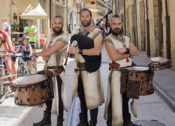 Un año más las calles de Estella viajaron al pasado para rememorar su esplendor medieval. Del 16 al 22 de julio se fueron desarrollando las diferentes actividades culturales y lúdicas organizadas para esta edición, al que pusieron color, además de los trajes de época de los vecinos, la decoración de las calles y la feria de artesanía y viandas.