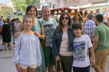 Un año más las calles de Estella viajaron al pasado para rememorar su esplendor medieval. Del 16 al 22 de julio se fueron desarrollando las diferentes actividades culturales y lúdicas organizadas para esta edición, al que pusieron color, además de los trajes de época de los vecinos, la decoración de las calles y la feria de artesanía y viandas.