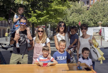 Un año más las calles de Estella viajaron al pasado para rememorar su esplendor medieval. Del 16 al 22 de julio se fueron desarrollando las diferentes actividades culturales y lúdicas organizadas para esta edición, al que pusieron color, además de los trajes de época de los vecinos, la decoración de las calles y la feria de artesanía y viandas.