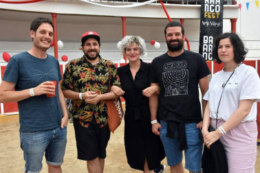 La séptima edición del Barranco Fest llenó de música alternativa la plaza de San Raimundo de Fitero del 20 al 22 de julio. Este evento está organizado por la asociación cultural “El Barranco de Fitero” y cuenta con la colaboración del consistorio local y Turismo de Fitero, así como con el apoyo de asociaciones locales y empresas privadas. La cámara de ¡Click! se acercó el sábado durante las actuaciones de Ana`Snow y Tronco.