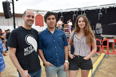 La séptima edición del Barranco Fest llenó de música alternativa la plaza de San Raimundo de Fitero del 20 al 22 de julio. Este evento está organizado por la asociación cultural “El Barranco de Fitero” y cuenta con la colaboración del consistorio local y Turismo de Fitero, así como con el apoyo de asociaciones locales y empresas privadas. La cámara de ¡Click! se acercó el sábado durante las actuaciones de Ana`Snow y Tronco.
