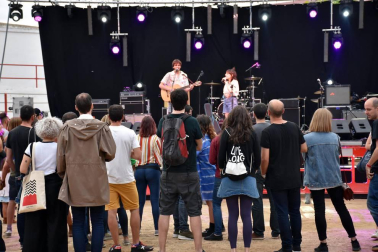 La séptima edición del Barranco Fest llenó de música alternativa la plaza de San Raimundo de Fitero del 20 al 22 de julio. Este evento está organizado por la asociación cultural “El Barranco de Fitero” y cuenta con la colaboración del consistorio local y Turismo de Fitero, así como con el apoyo de asociaciones locales y empresas privadas. La cámara de ¡Click! se acercó el sábado durante las actuaciones de Ana`Snow y Tronco.