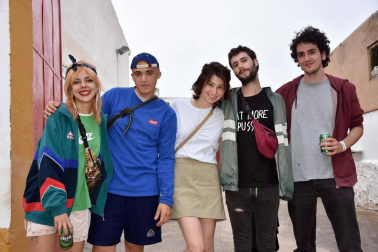 La séptima edición del Barranco Fest llenó de música alternativa la plaza de San Raimundo de Fitero del 20 al 22 de julio. Este evento está organizado por la asociación cultural “El Barranco de Fitero” y cuenta con la colaboración del consistorio local y Turismo de Fitero, así como con el apoyo de asociaciones locales y empresas privadas. La cámara de ¡Click! se acercó el sábado durante las actuaciones de Ana`Snow y Tronco.