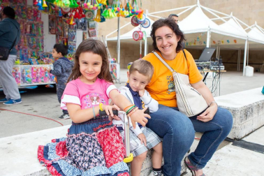 Irurtzun disfrutó de sus fiestas del 18 al 22 de julio. La cámara de ¡Click! se acercó la mañana del sábado para compartir con los más pequeños de esta localidad la divertida actuación de Gari, Montxo & José Lontxo Tutik Clowns, que presentaron su espectáculo en euskera “Txirinbolo”. La plaza de los Fueros se llenó de familias para la ocasión.