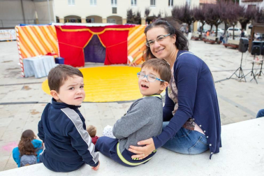 Irurtzun disfrutó de sus fiestas del 18 al 22 de julio. La cámara de ¡Click! se acercó la mañana del sábado para compartir con los más pequeños de esta localidad la divertida actuación de Gari, Montxo & José Lontxo Tutik Clowns, que presentaron su espectáculo en euskera “Txirinbolo”. La plaza de los Fueros se llenó de familias para la ocasión.