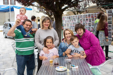 Irurtzun disfrutó de sus fiestas del 18 al 22 de julio. La cámara de ¡Click! se acercó la mañana del sábado para compartir con los más pequeños de esta localidad la divertida actuación de Gari, Montxo & José Lontxo Tutik Clowns, que presentaron su espectáculo en euskera “Txirinbolo”. La plaza de los Fueros se llenó de familias para la ocasión.