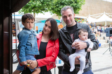 Irurtzun disfrutó de sus fiestas del 18 al 22 de julio. La cámara de ¡Click! se acercó la mañana del sábado para compartir con los más pequeños de esta localidad la divertida actuación de Gari, Montxo & José Lontxo Tutik Clowns, que presentaron su espectáculo en euskera “Txirinbolo”. La plaza de los Fueros se llenó de familias para la ocasión.