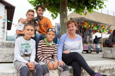 Irurtzun disfrutó de sus fiestas del 18 al 22 de julio. La cámara de ¡Click! se acercó la mañana del sábado para compartir con los más pequeños de esta localidad la divertida actuación de Gari, Montxo & José Lontxo Tutik Clowns, que presentaron su espectáculo en euskera “Txirinbolo”. La plaza de los Fueros se llenó de familias para la ocasión.