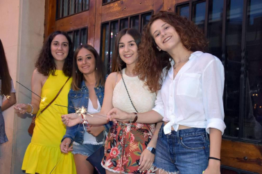 El sábado 21 de julio los ablitenses celebraron uno de los actos más originales de sus fiestas de la patrona, el lanzamiento de peras en la plaza, organizado por el Ayuntamiento. A las 21,30 horas se inició el lanzamiento disfrute de los menores de 12 años, evento que protagonizó la corporación infantil. Y ya de madrugada se lanzaron las peras para los mayores, a los que además se obsequió con el tradicional vino con melocotón.