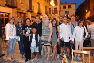El sábado 21 de julio los ablitenses celebraron uno de los actos más originales de sus fiestas de la patrona, el lanzamiento de peras en la plaza, organizado por el Ayuntamiento. A las 21,30 horas se inició el lanzamiento disfrute de los menores de 12 años, evento que protagonizó la corporación infantil. Y ya de madrugada se lanzaron las peras para los mayores, a los que además se obsequió con el tradicional vino con melocotón.