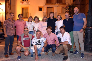 El sábado 21 de julio los ablitenses celebraron uno de los actos más originales de sus fiestas de la patrona, el lanzamiento de peras en la plaza, organizado por el Ayuntamiento. A las 21,30 horas se inició el lanzamiento disfrute de los menores de 12 años, evento que protagonizó la corporación infantil. Y ya de madrugada se lanzaron las peras para los mayores, a los que además se obsequió con el tradicional vino con melocotón.