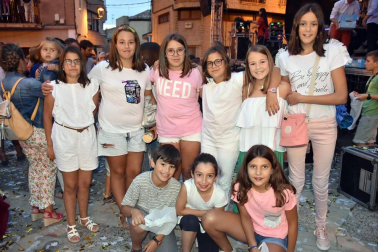 El sábado 21 de julio los ablitenses celebraron uno de los actos más originales de sus fiestas de la patrona, el lanzamiento de peras en la plaza, organizado por el Ayuntamiento. A las 21,30 horas se inició el lanzamiento disfrute de los menores de 12 años, evento que protagonizó la corporación infantil. Y ya de madrugada se lanzaron las peras para los mayores, a los que además se obsequió con el tradicional vino con melocotón.