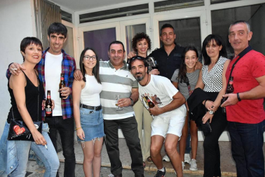 El sábado 21 de julio los ablitenses celebraron uno de los actos más originales de sus fiestas de la patrona, el lanzamiento de peras en la plaza, organizado por el Ayuntamiento. A las 21,30 horas se inició el lanzamiento disfrute de los menores de 12 años, evento que protagonizó la corporación infantil. Y ya de madrugada se lanzaron las peras para los mayores, a los que además se obsequió con el tradicional vino con melocotón.