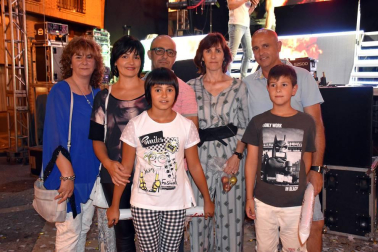 El sábado 21 de julio los ablitenses celebraron uno de los actos más originales de sus fiestas de la patrona, el lanzamiento de peras en la plaza, organizado por el Ayuntamiento. A las 21,30 horas se inició el lanzamiento disfrute de los menores de 12 años, evento que protagonizó la corporación infantil. Y ya de madrugada se lanzaron las peras para los mayores, a los que además se obsequió con el tradicional vino con melocotón.