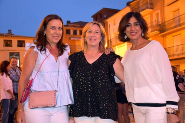 El sábado 21 de julio los ablitenses celebraron uno de los actos más originales de sus fiestas de la patrona, el lanzamiento de peras en la plaza, organizado por el Ayuntamiento. A las 21,30 horas se inició el lanzamiento disfrute de los menores de 12 años, evento que protagonizó la corporación infantil. Y ya de madrugada se lanzaron las peras para los mayores, a los que además se obsequió con el tradicional vino con melocotón.
