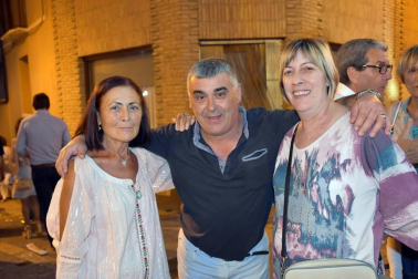 El sábado 21 de julio los ablitenses celebraron uno de los actos más originales de sus fiestas de la patrona, el lanzamiento de peras en la plaza, organizado por el Ayuntamiento. A las 21,30 horas se inició el lanzamiento disfrute de los menores de 12 años, evento que protagonizó la corporación infantil. Y ya de madrugada se lanzaron las peras para los mayores, a los que además se obsequió con el tradicional vino con melocotón.