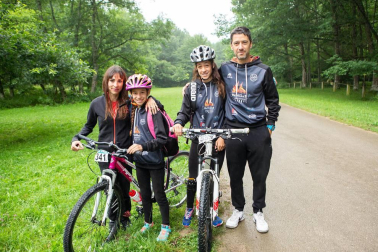 Las piscinas de Urdian fueron el punto de reunión para los participantes en el XVII Triatlón Infantil de Sakana, que se celebró el sábado 21 de julio. La prueba fue valedera para la clasificación de los Juegos Deportivos de Navarra de esta especialidad. A pesar de la lluvia, los deportistas disfrutaron del trazado organizado.