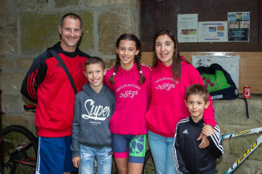 Las piscinas de Urdian fueron el punto de reunión para los participantes en el XVII Triatlón Infantil de Sakana, que se celebró el sábado 21 de julio. La prueba fue valedera para la clasificación de los Juegos Deportivos de Navarra de esta especialidad. A pesar de la lluvia, los deportistas disfrutaron del trazado organizado.