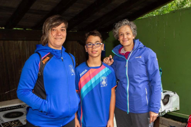 Las piscinas de Urdian fueron el punto de reunión para los participantes en el XVII Triatlón Infantil de Sakana, que se celebró el sábado 21 de julio. La prueba fue valedera para la clasificación de los Juegos Deportivos de Navarra de esta especialidad. A pesar de la lluvia, los deportistas disfrutaron del trazado organizado.