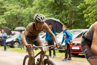 Las piscinas de Urdian fueron el punto de reunión para los participantes en el XVII Triatlón Infantil de Sakana, que se celebró el sábado 21 de julio. La prueba fue valedera para la clasificación de los Juegos Deportivos de Navarra de esta especialidad. A pesar de la lluvia, los deportistas disfrutaron del trazado organizado.