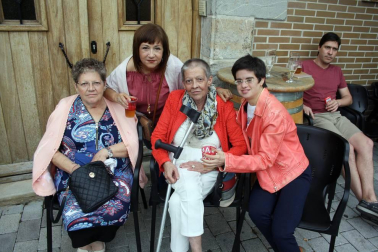 La Fiesta de la cerveza se ha convertido en una de las citas fijas de los veranos en Aoiz. En esta ocasión, se celebró el sábado 21 de julio con la plaza del Mercado como escenario del brindis de las típicas jarras.