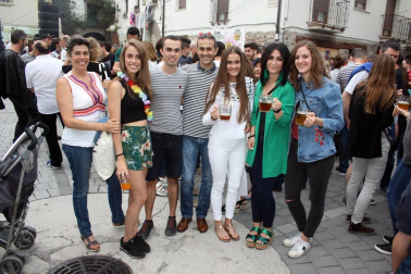 La Fiesta de la cerveza se ha convertido en una de las citas fijas de los veranos en Aoiz. En esta ocasión, se celebró el sábado 21 de julio con la plaza del Mercado como escenario del brindis de las típicas jarras.