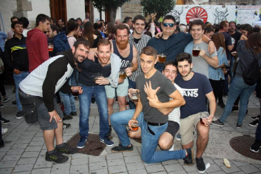 La Fiesta de la cerveza se ha convertido en una de las citas fijas de los veranos en Aoiz. En esta ocasión, se celebró el sábado 21 de julio con la plaza del Mercado como escenario del brindis de las típicas jarras.