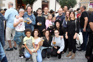 La Fiesta de la cerveza se ha convertido en una de las citas fijas de los veranos en Aoiz. En esta ocasión, se celebró el sábado 21 de julio con la plaza del Mercado como escenario del brindis de las típicas jarras.
