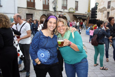 La Fiesta de la cerveza se ha convertido en una de las citas fijas de los veranos en Aoiz. En esta ocasión, se celebró el sábado 21 de julio con la plaza del Mercado como escenario del brindis de las típicas jarras.