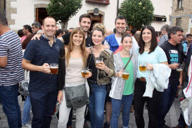 La Fiesta de la cerveza se ha convertido en una de las citas fijas de los veranos en Aoiz. En esta ocasión, se celebró el sábado 21 de julio con la plaza del Mercado como escenario del brindis de las típicas jarras.
