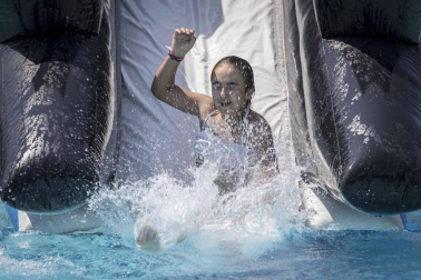 Fotos de los hinchables en la piscina por el Día de los niños y jóvenes en las fiestas de Elizondo (26 de julio)