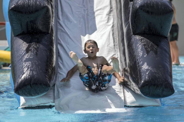 Fotos de los hinchables en la piscina por el Día de los niños y jóvenes en las fiestas de Elizondo (26 de julio)