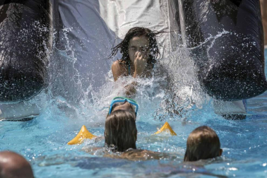 Fotos de los hinchables en la piscina por el Día de los niños y jóvenes en las fiestas de Elizondo (26 de julio)