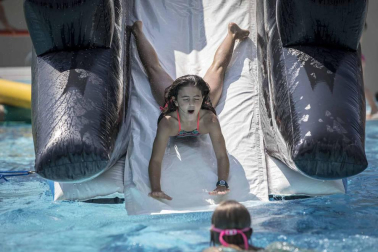 Fotos de los hinchables en la piscina por el Día de los niños y jóvenes en las fiestas de Elizondo (26 de julio)