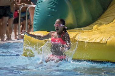 Fotos de los hinchables en la piscina por el Día de los niños y jóvenes en las fiestas de Elizondo (26 de julio)