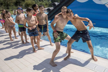Fotos de los hinchables en la piscina por el Día de los niños y jóvenes en las fiestas de Elizondo (26 de julio)