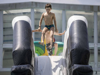 Fotos de los hinchables en la piscina por el Día de los niños y jóvenes en las fiestas de Elizondo (26 de julio)
